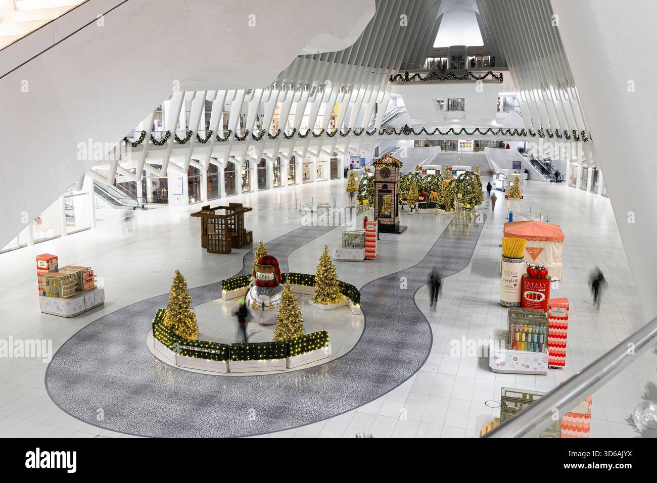 Das Oculus World Trade Center ist weihnachtlich dekoriert. Manhattan, New York, USA Stockfoto