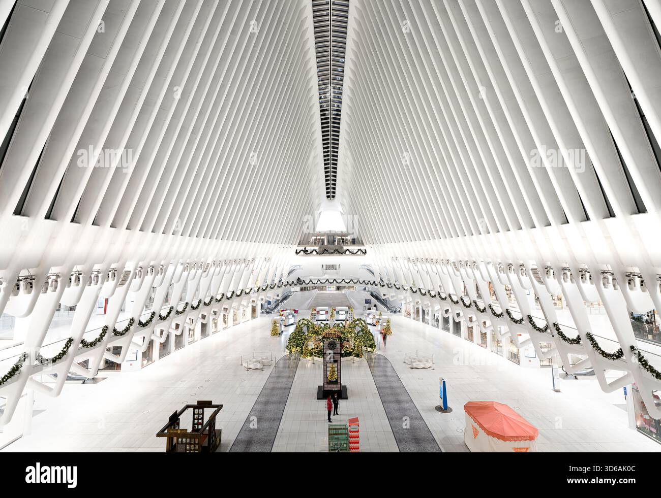 Das Oculus World Trade Center ist weihnachtlich dekoriert. Manhattan, New York, USA Stockfoto