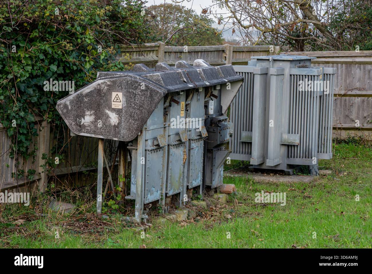 Transformatoren für kleine Umspannwerke in einer sicheren Verbindung. Transformatorstation des nationalen Stromnetzes. Stockfoto