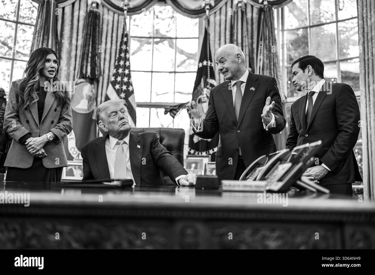 Präsident Donald Trump sieht zu, wie FIFA-Präsident Gianni Infantino am Montag, den 17. November 2025, im Oval Office vor Medienmitgliedern spricht. (Offizielles Foto des Weißen Hauses von Daniel Torok) Stockfoto