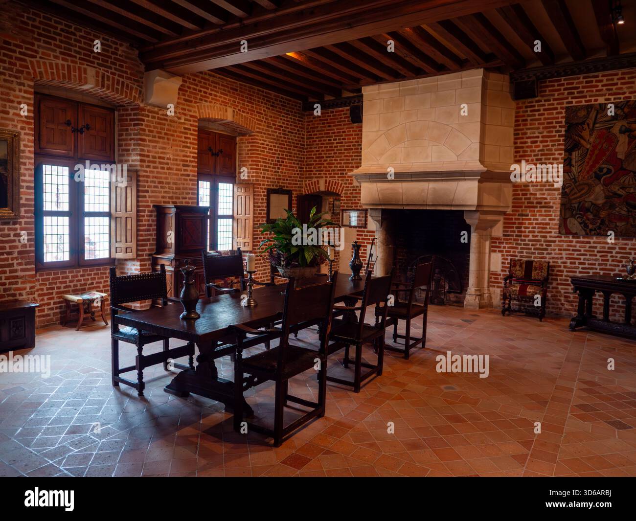 France, Clos, Lucé, 11. November 2025. Der Speisesaal und der Kaminraum in Leonardo da Vincis Haus im Clos Lucé. Das historische Innere mit seinem Stockfoto