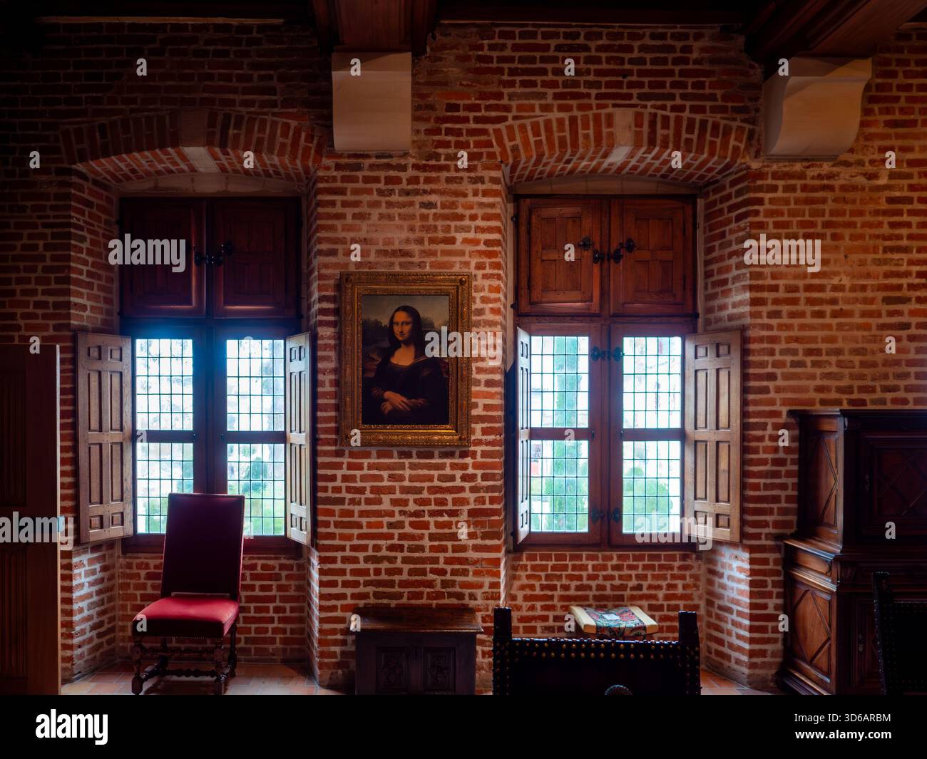 Frankreich, Clos Lucé, 11. November 2025. Das Innere von Leonardo da Vincis Haus auf der Burg Clos Lucé in Frankreich. Ziegelwände, Holzfenster und ein Eleg Stockfoto