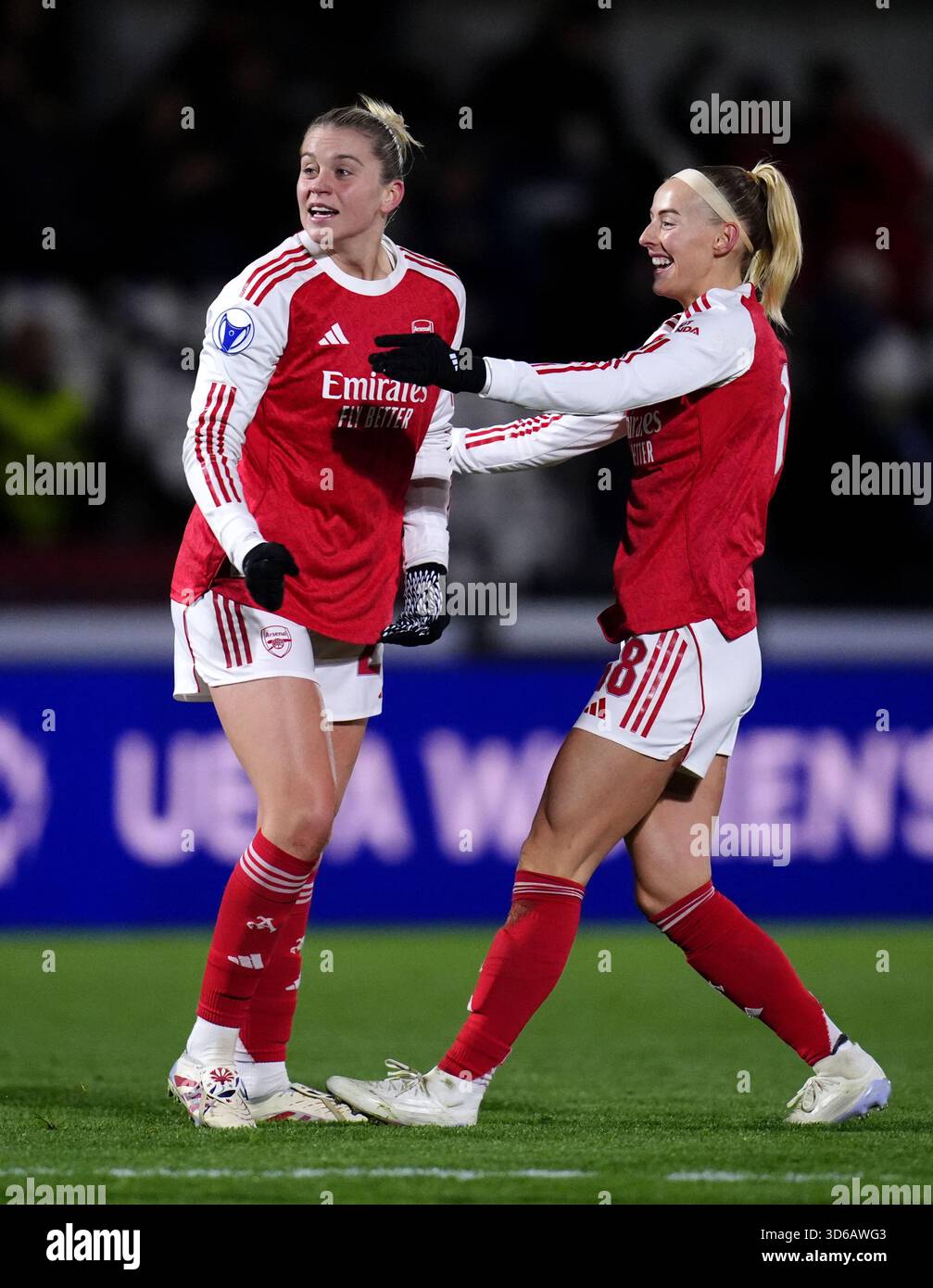 Arsenals Alessia Russo (links) feiert mit Chloe Kelly, nachdem sie beim Spiel der UEFA Women's Champions League in Meadow Park, Borehamwood, das erste Tor des Spiels erzielt hat. Bilddatum: Mittwoch, 19. November 2025. Stockfoto