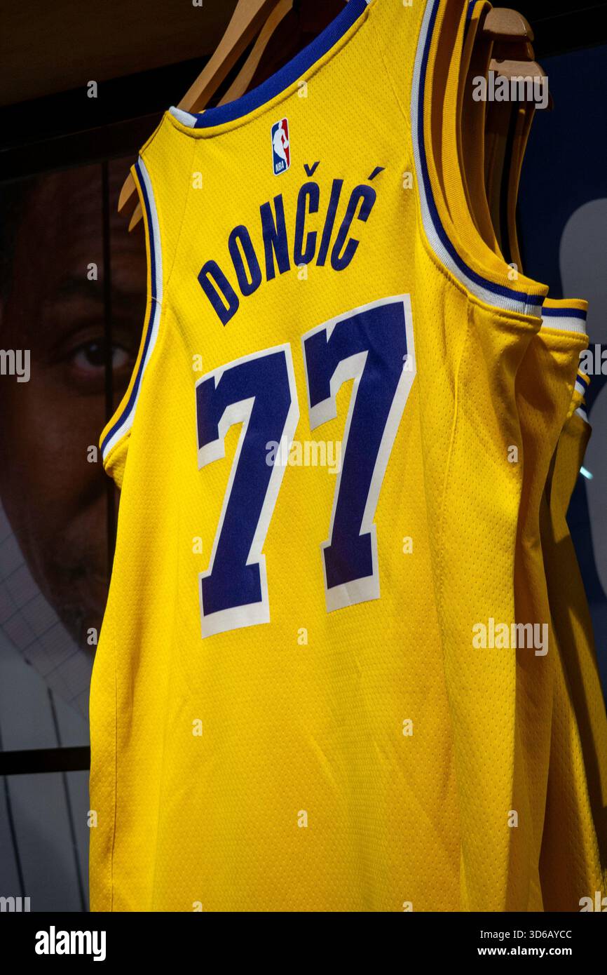 Markenartikel sind im NBA Store auf der Fifth Avenue in New York City, USA 2025 beliebt Stockfoto