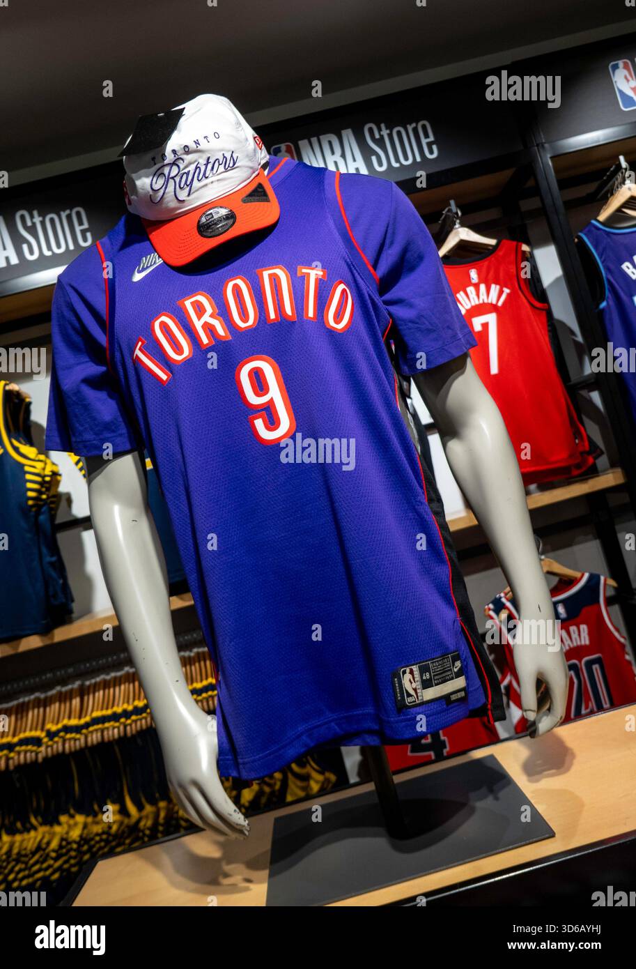 Markenartikel sind im NBA Store auf der Fifth Avenue in New York City, USA 2025 beliebt Stockfoto