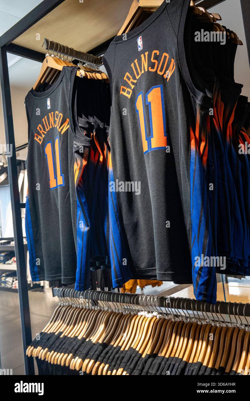 Markenartikel sind im NBA Store auf der Fifth Avenue in New York City, USA 2025 beliebt Stockfoto