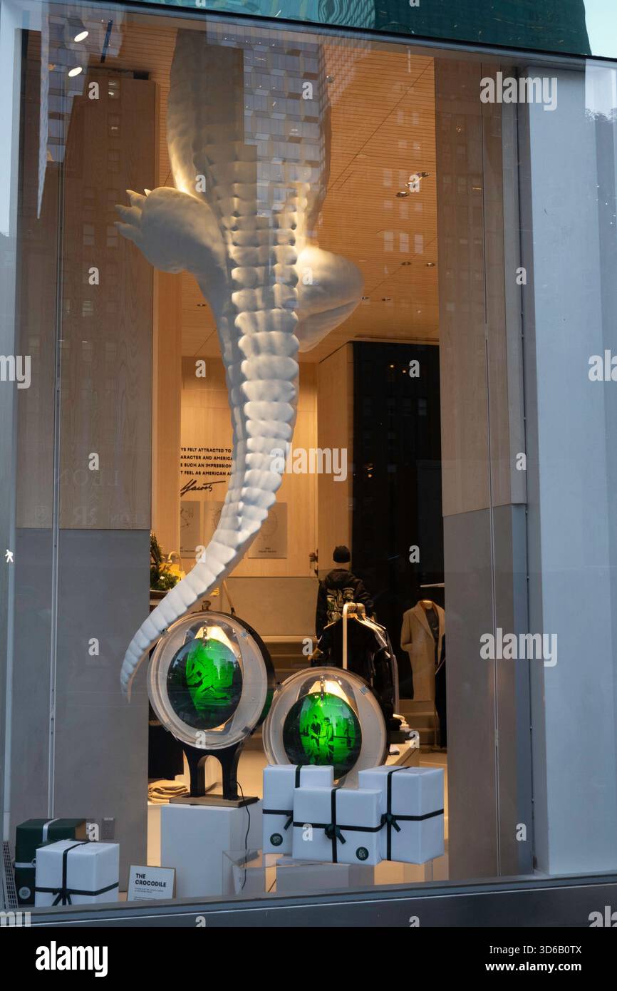 Der Flagship Store der Lacoste-Bekleidungslinie an der 575 5th Ave ist für die Feiertage dekoriert, New York City, 2025, USA Stockfoto