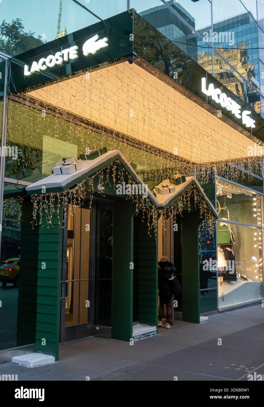 Der Flagship Store der Lacoste-Bekleidungslinie an der 575 5th Ave ist für die Feiertage dekoriert, New York City, 2025, USA Stockfoto