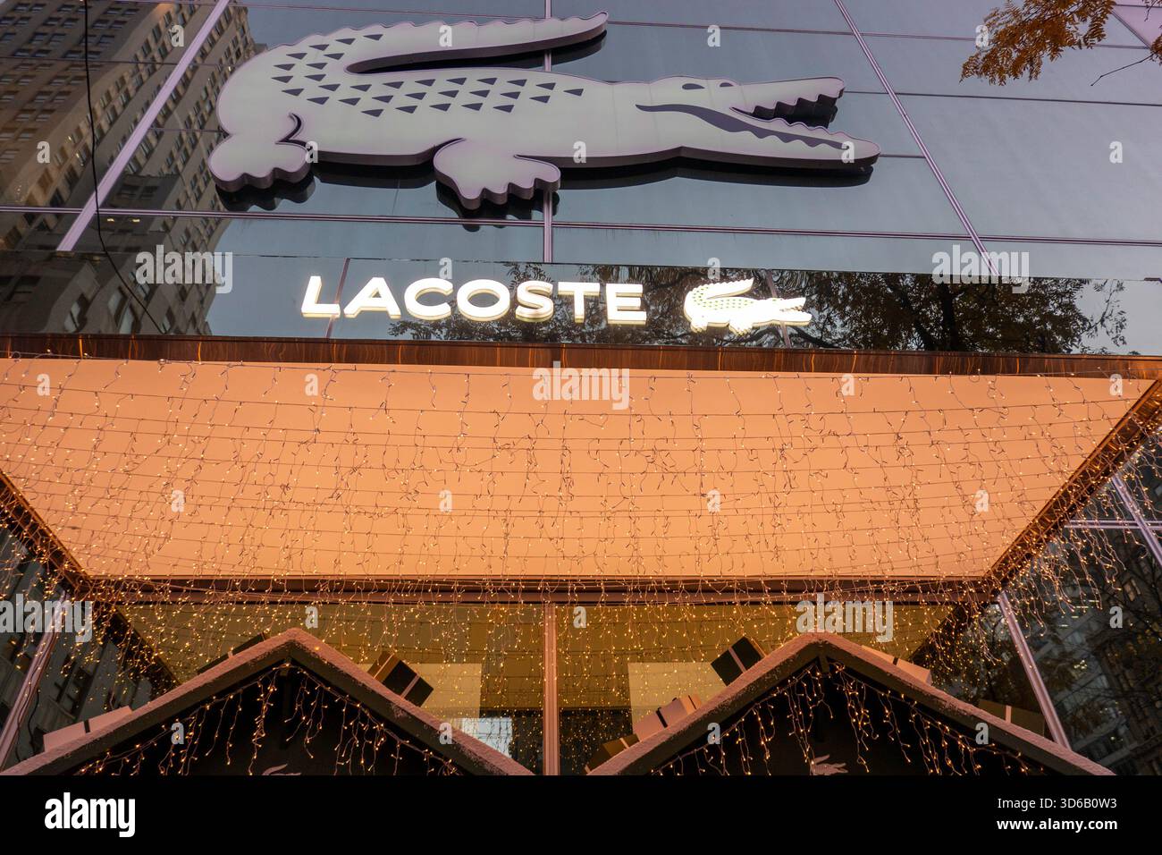 Der Flagship Store der Lacoste-Bekleidungslinie an der 575 5th Ave ist für die Feiertage dekoriert, New York City, 2025, USA Stockfoto