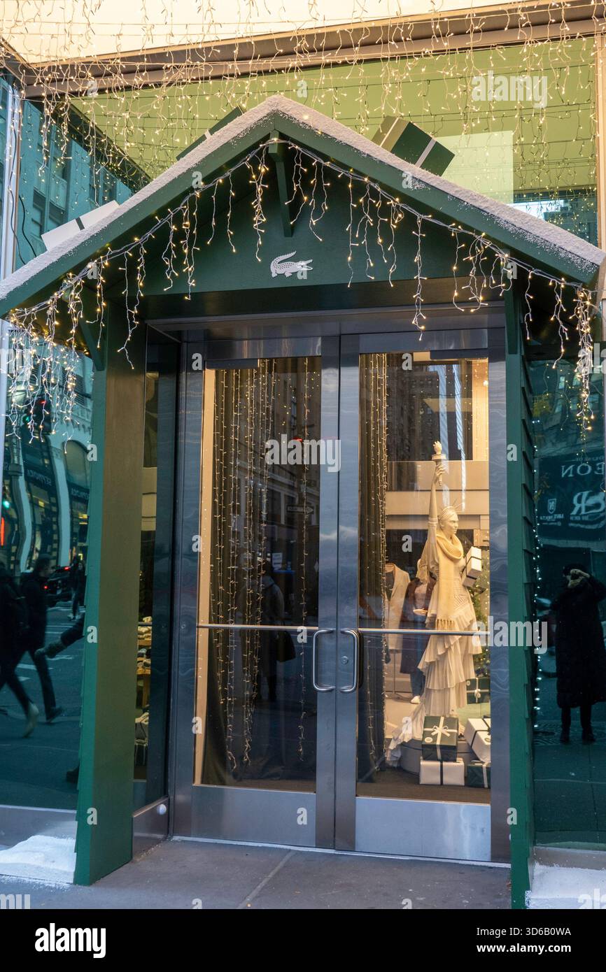 Der Flagship Store der Lacoste-Bekleidungslinie an der 575 5th Ave ist für die Feiertage dekoriert, New York City, 2025, USA Stockfoto