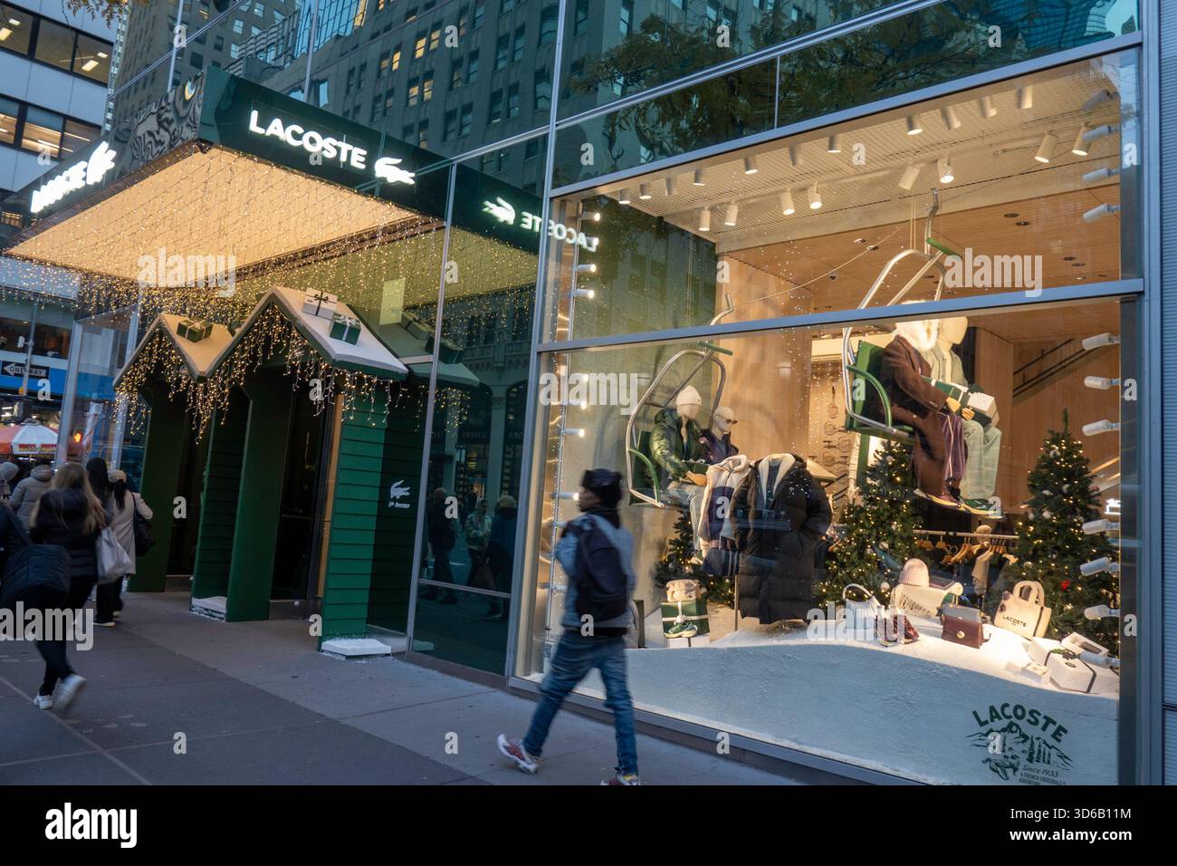Der Flagship Store der Lacoste-Bekleidungslinie an der 575 5th Ave ist für die Feiertage dekoriert, New York City, 2025, USA Stockfoto