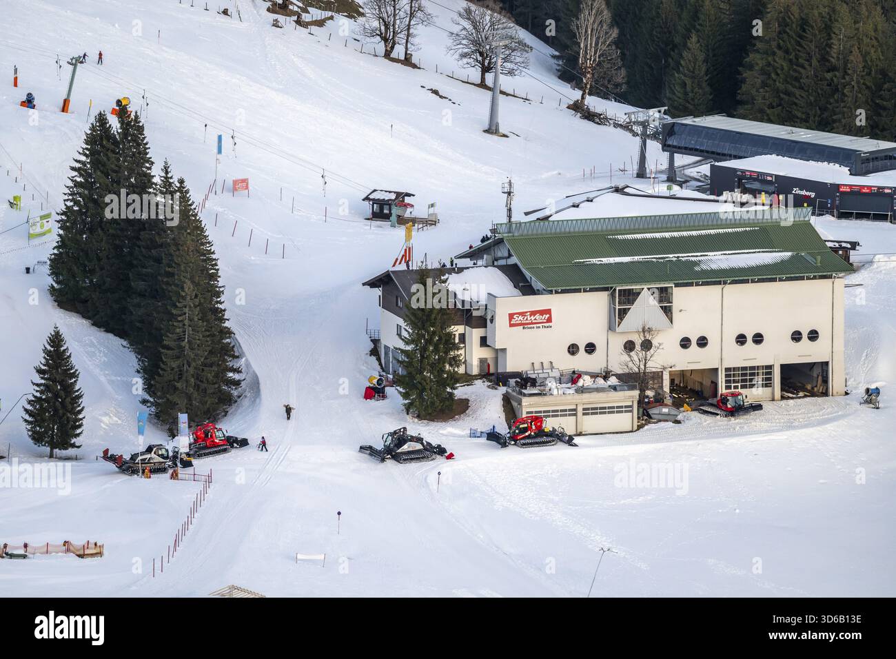Viele Pistenfahrer an der Bergstation der Gondelbahn Hochbrixen im Winter, Skiwelt Wilder Kaiser Brixental, Tirol, Österreich Stockfoto