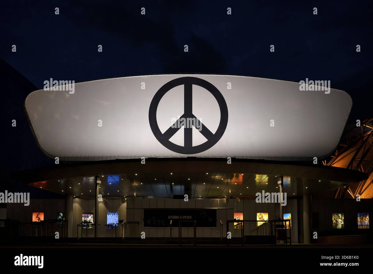 Nachtaufnahme, übergroßes Logo, Schild, Piktogramm, FRIEDEN, Theater an der Elbe, Musical, Michael Jackson, Freie und Hansestadt Hamburg, Deutschland Stockfoto