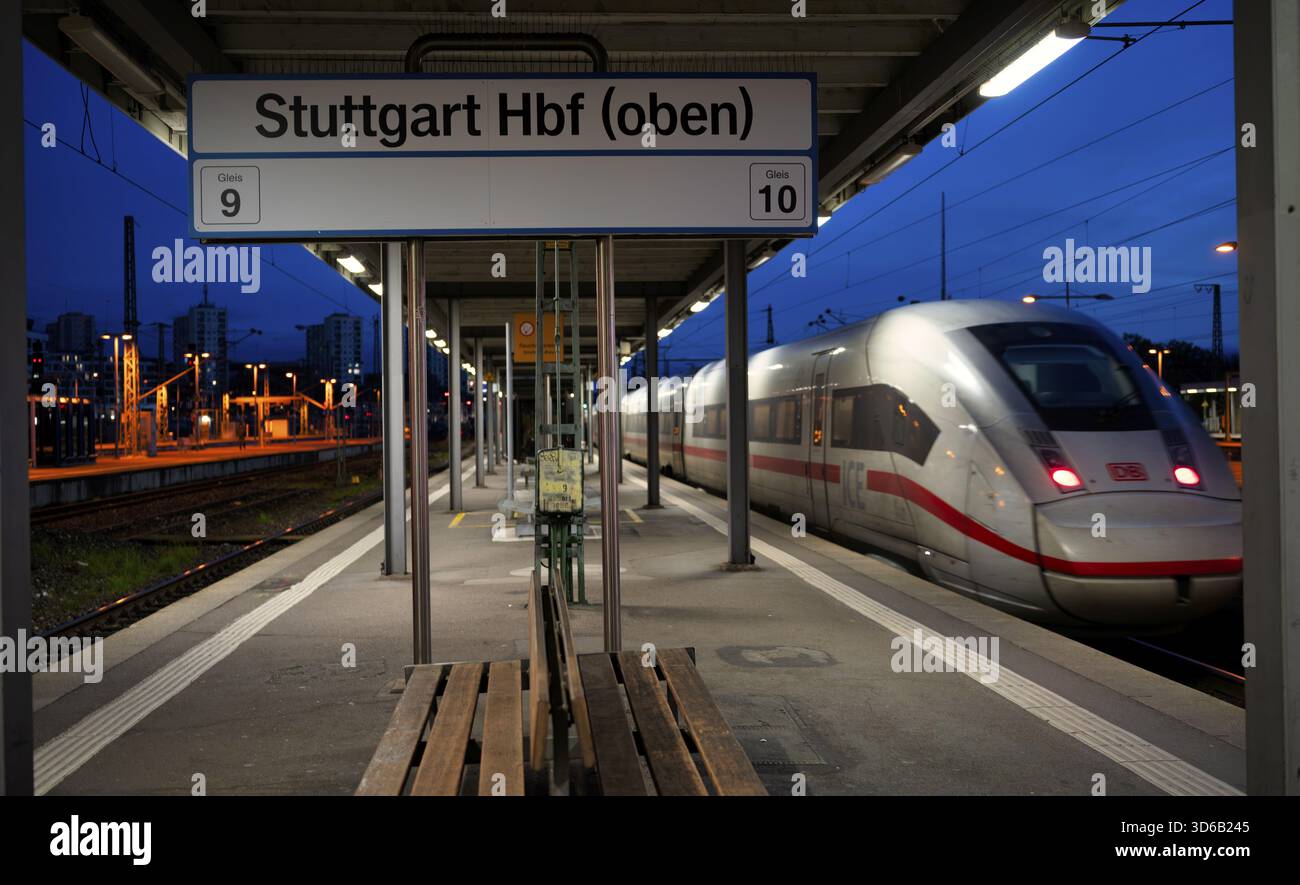 Eingehender Zug, ICE, Intercity Express, Gleis 10, Bahnsteig, leer, Hauptbahnhof, blaue Stunde, Stuttgart, Baden-Württemberg, Deutschland Stockfoto