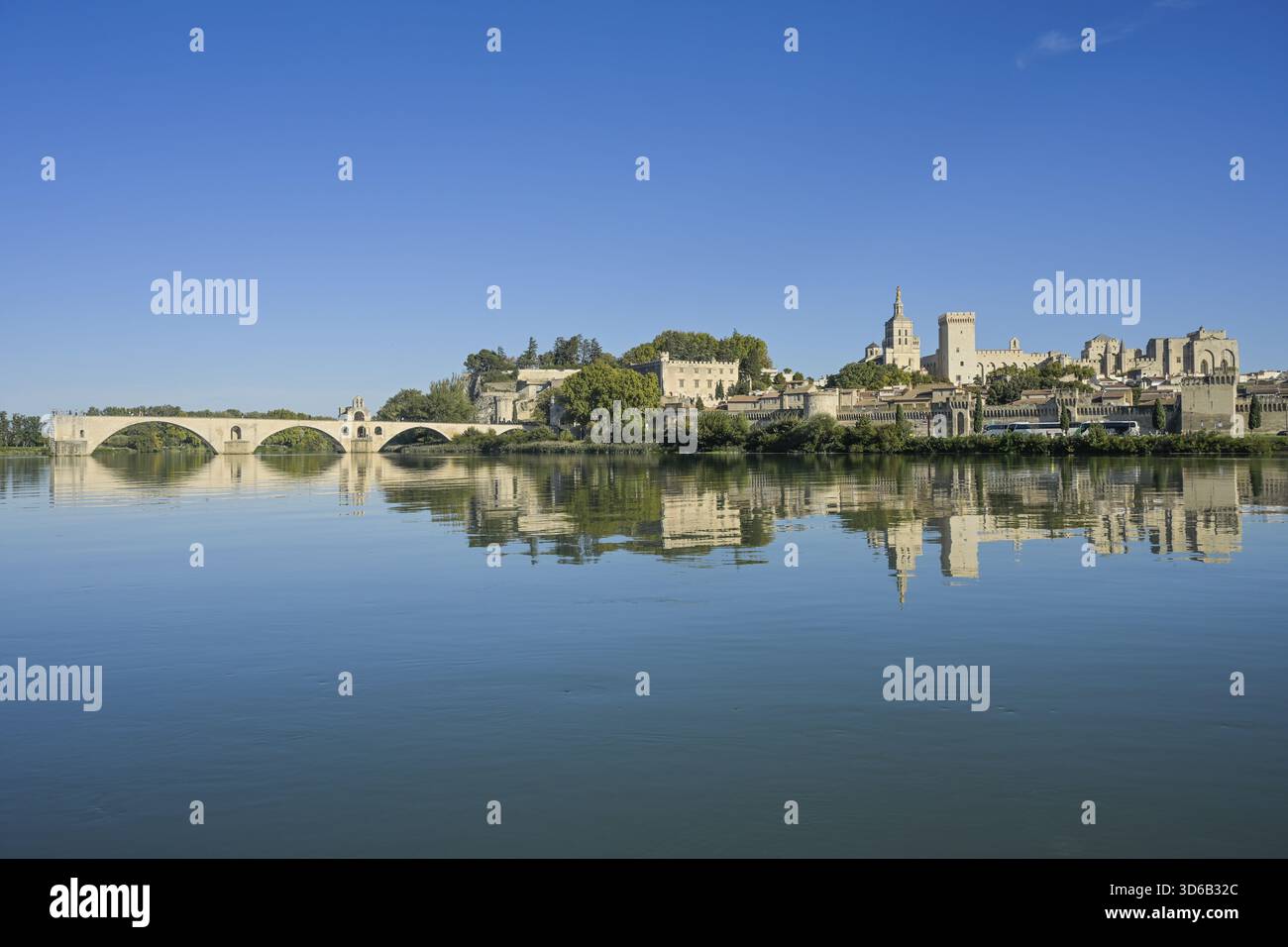 Brücke Pont Saint-Benezet, Fluss Rhone, Altstadt mit päpstlichem Palast Palais des Papes, Altstadt, Avignon, Frankreich Stockfoto