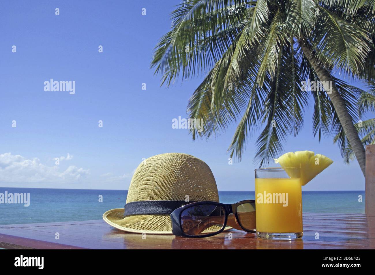 Stillleben am Strand, blauer Himmel, Palmen, Orangensaft, Strohhut, sonnenbrille, Thailand, Kuh Samui, Lamai, Thailand Stockfoto