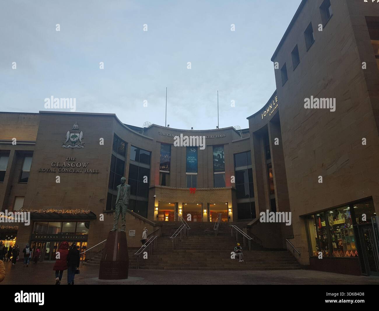 Glasgow Royal Concert Hall, Glasgow, Schottland. Leute laufen auf einer Einkaufsstraße, Buchanan Street. Auf der rechten Seite Einkaufszentrum - Buchanan Galleries Stockfoto