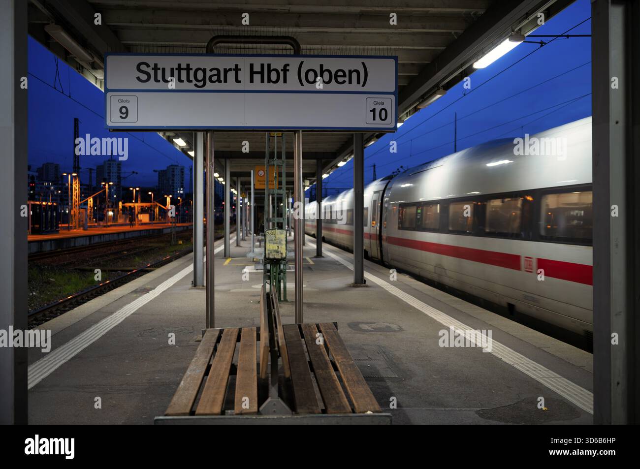 Eingehender Zug, ICE, Intercity Express, Gleis 10, Bahnsteig, leer, Hauptbahnhof, blaue Stunde, Stuttgart, Baden-Württemberg, Deutschland Stockfoto