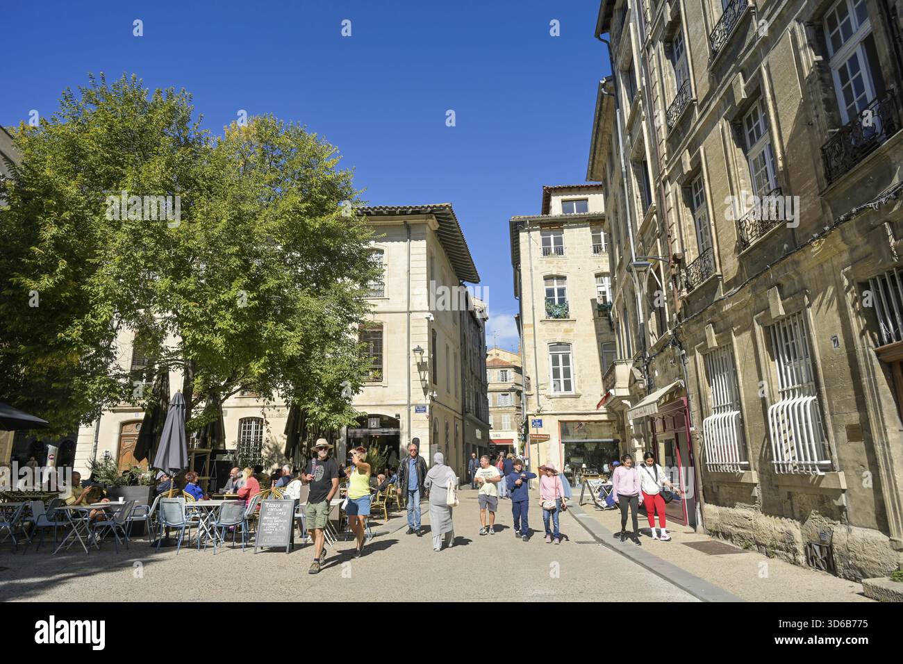 Passsanten, Café, Straßenszene am Place Saint Didier, Altstadt, Avignon, Frankreich Stockfoto