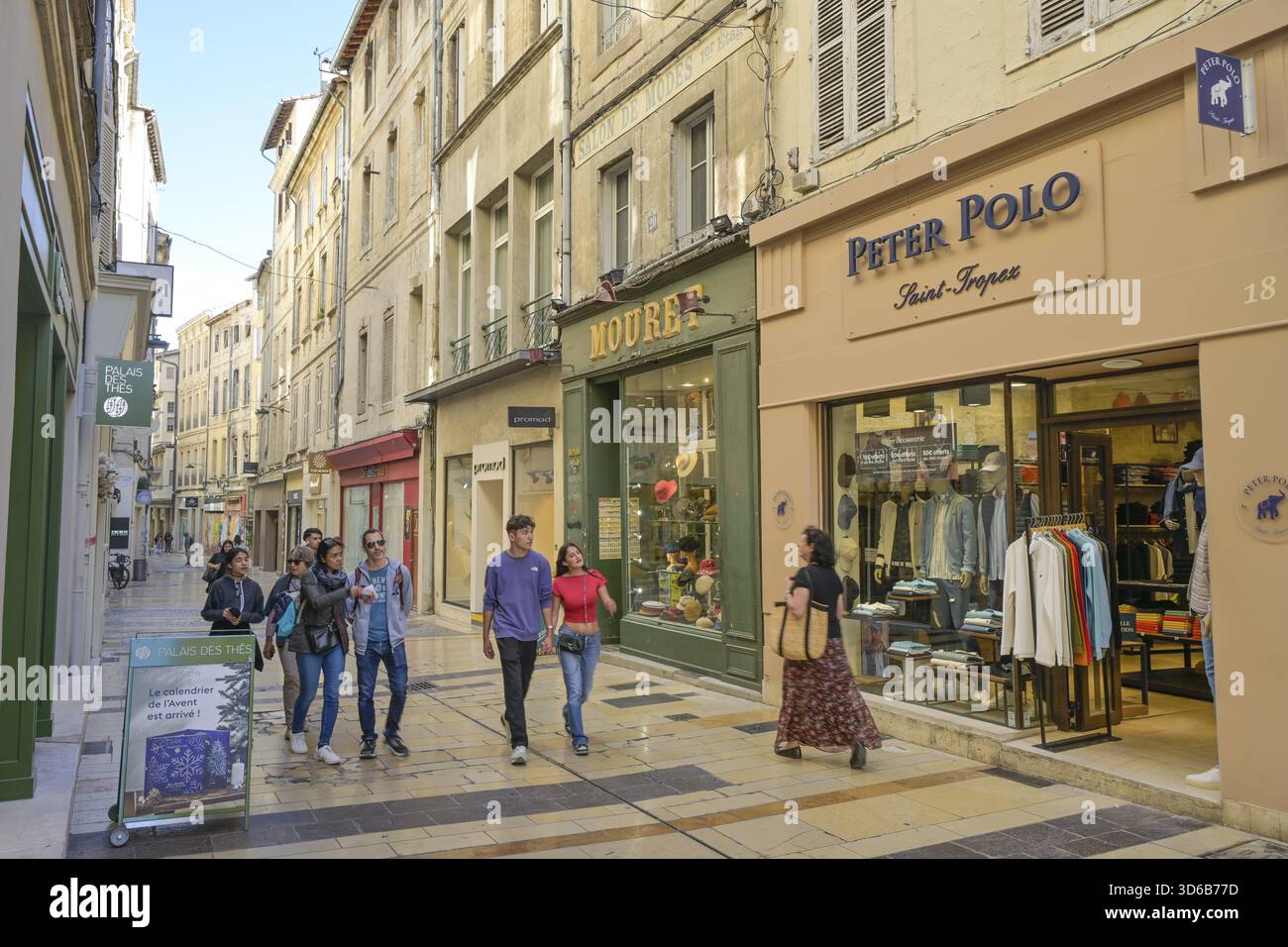Straßenszene, Passanten, Fußgängerzone, Altstadt, Avignon, Frankreich Stockfoto