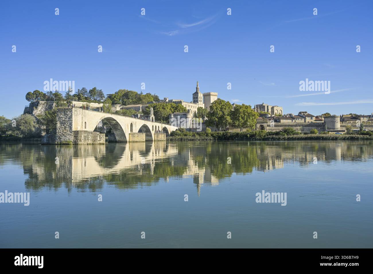 Brücke Pont Saint-Benezet, Fluss Rhone, Altstadt mit päpstlichem Palast Palais des Papes, Altstadt, Avignon, Frankreich Stockfoto
