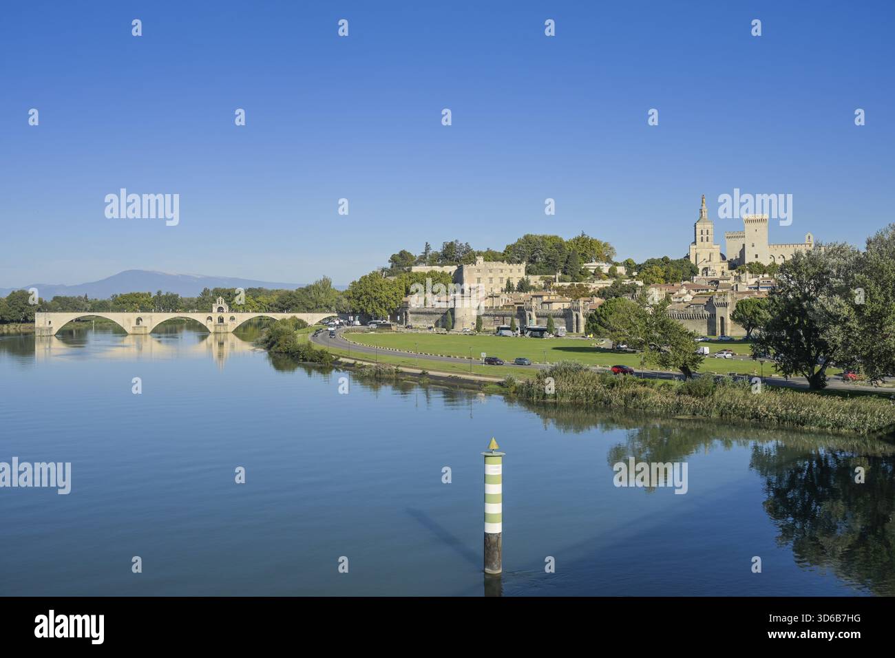 Brücke Pont Saint-Benezet, Fluss Rhone, Altstadt mit päpstlichem Palast Palais des Papes, Altstadt, Avignon, Frankreich Stockfoto