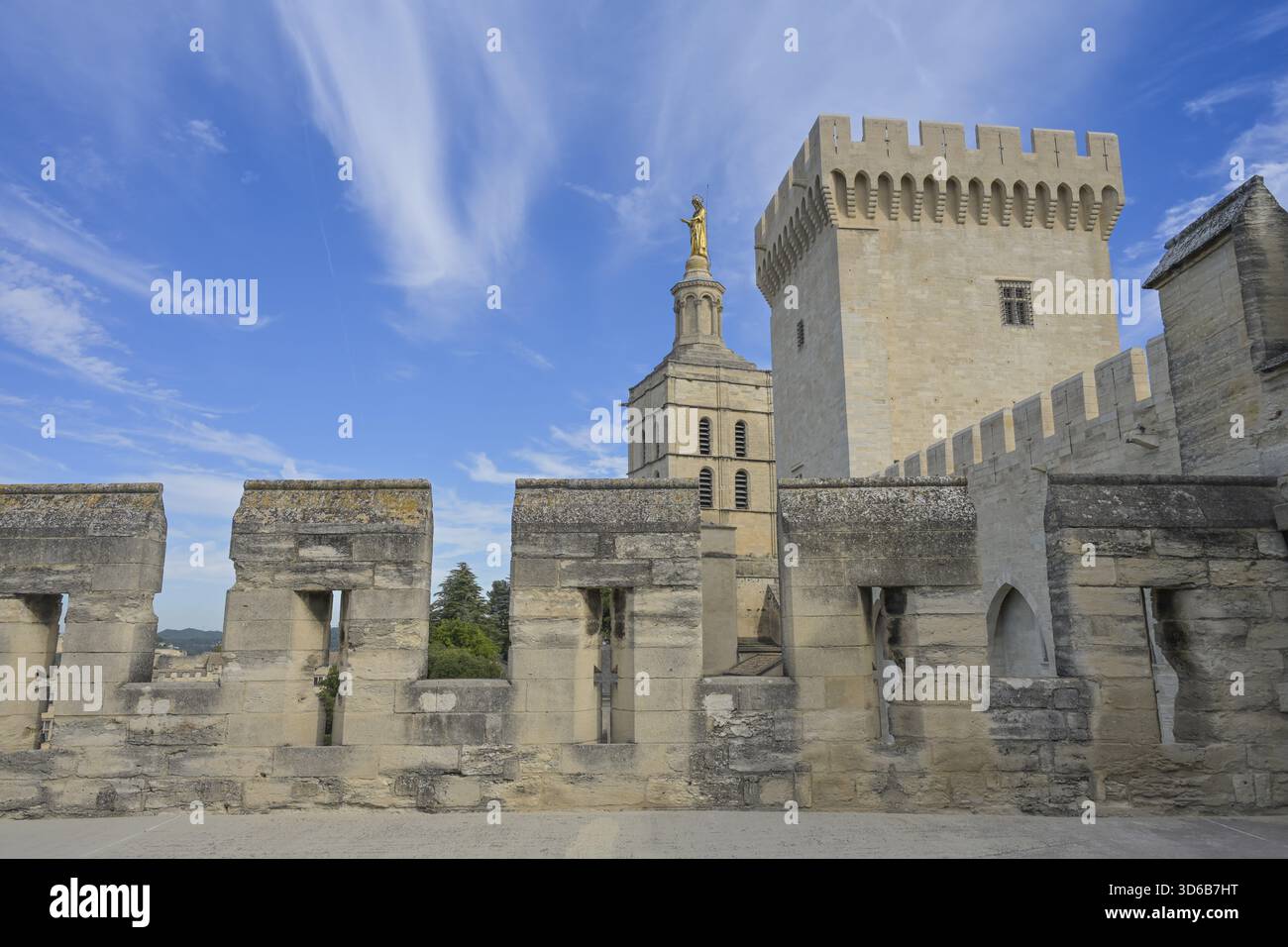 Goldene Madonna auf dem Kirchturm, Cathedrale Notre-Dame-des-Doms d'Avignon, Papstpalast, Avignon, Frankreich Stockfoto