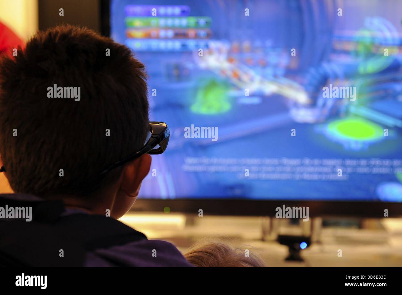 Besucher sehen 3D-Fernsehen auf der Internationalen Radioausstellung in Berlin, IFA, Berlin Stockfoto