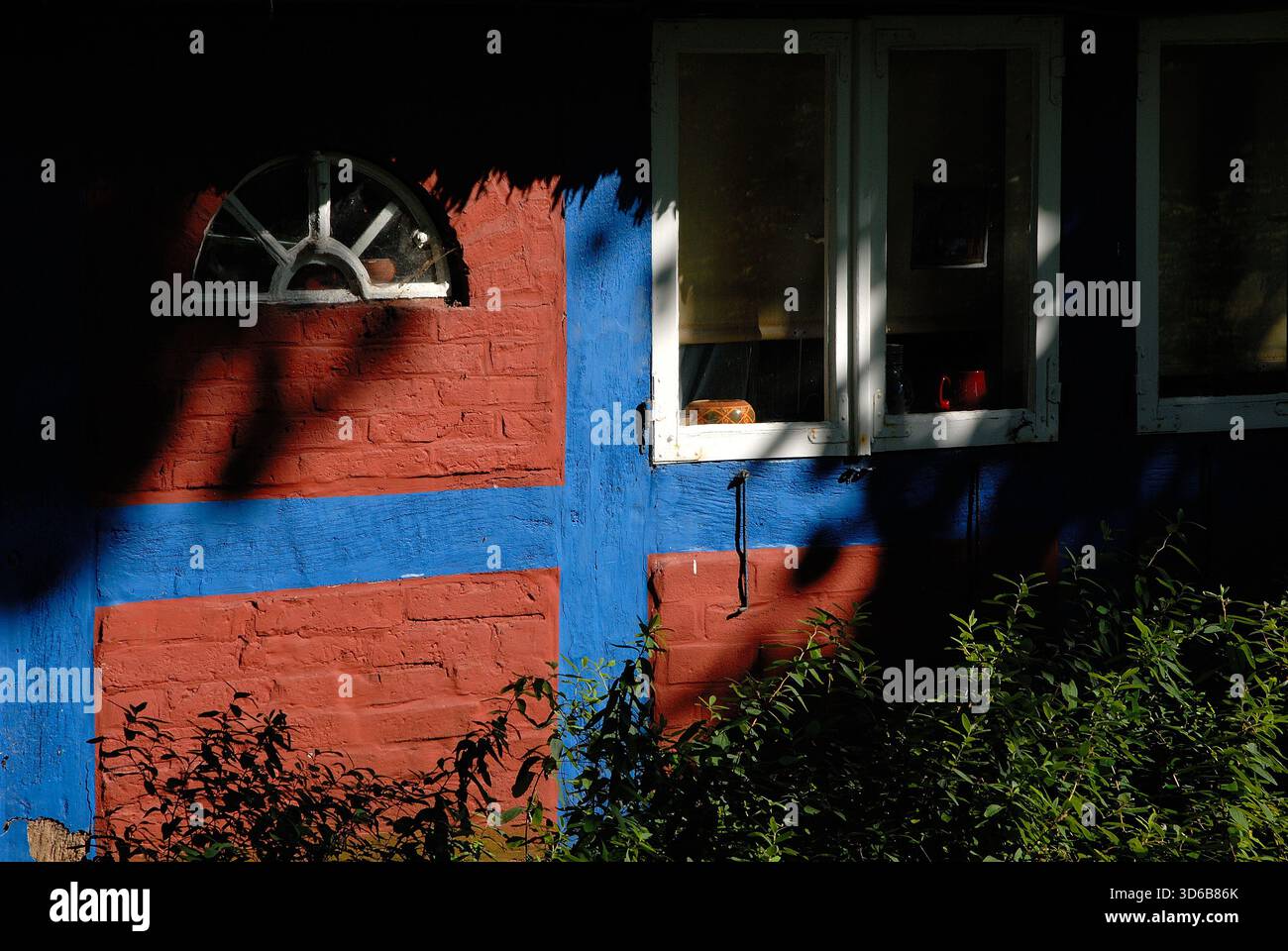 Fenster lebt in Holz – Licht, Schatten und Stille Geschichten Stockfoto