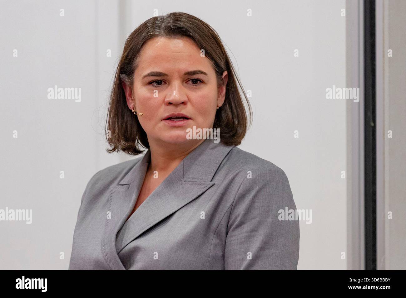 London, Großbritannien. November 2025. Sviatlana Tsikhanouskaya hört zu, bevor sie auf eine Frage während einer Podiumsveranstaltung im EU-Haus in Westminster, London, am Mittwoch, den 19. November 2025 antwortet. (VX Photo/ Rodrigo Hammond) Credit: VX Pictures/Alamy Live News Stockfoto