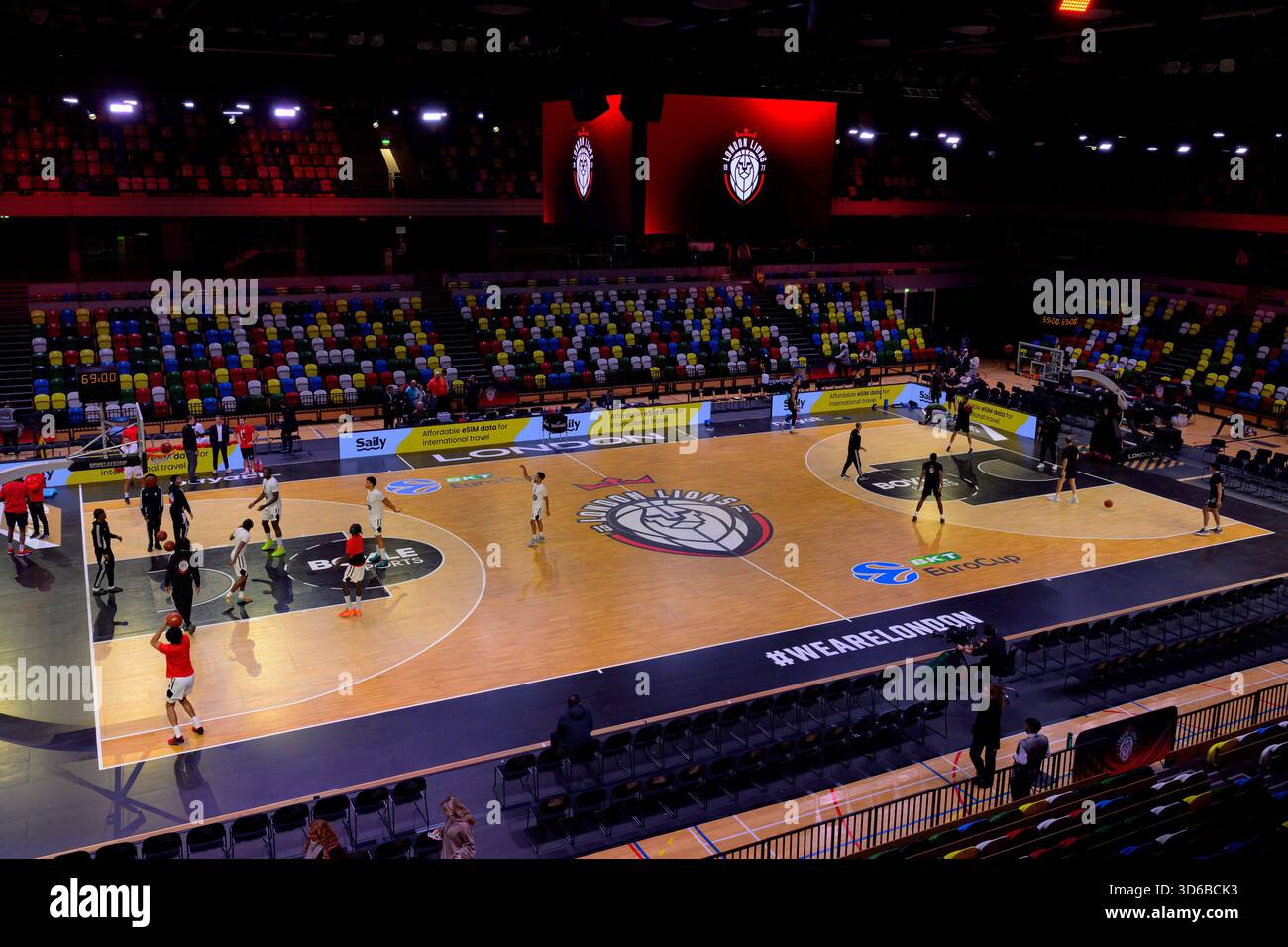 London, Großbritannien. November 2025. Allgemeiner Blick in die Copper Box Arena vor dem BKT EuroCup Spiel zwischen London Lions gegen Cosea JL Bourg-en-Bresse in der Copper Box Arena in London, England. (Foto von Keeran Marquis/Sports Press Photo/SPP) Credit: SPP Sport Press Photo. /Alamy Live News Stockfoto