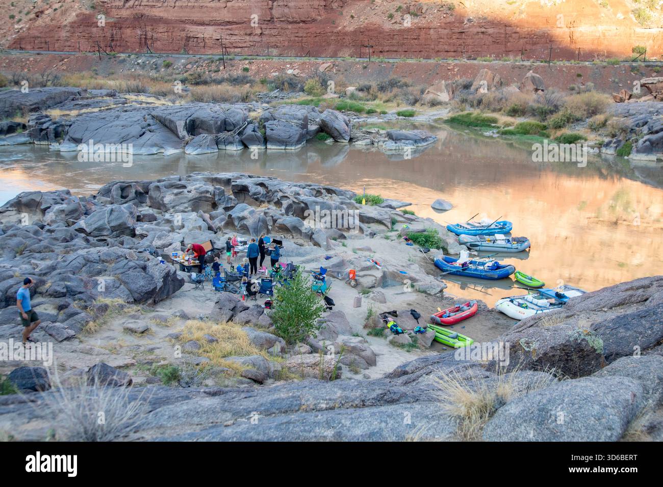 Loma, Colorado – viele Kinder sind Teil einer River-Rafting-Gruppe, die im Ruby Canyon am Colorado River campt. Stockfoto