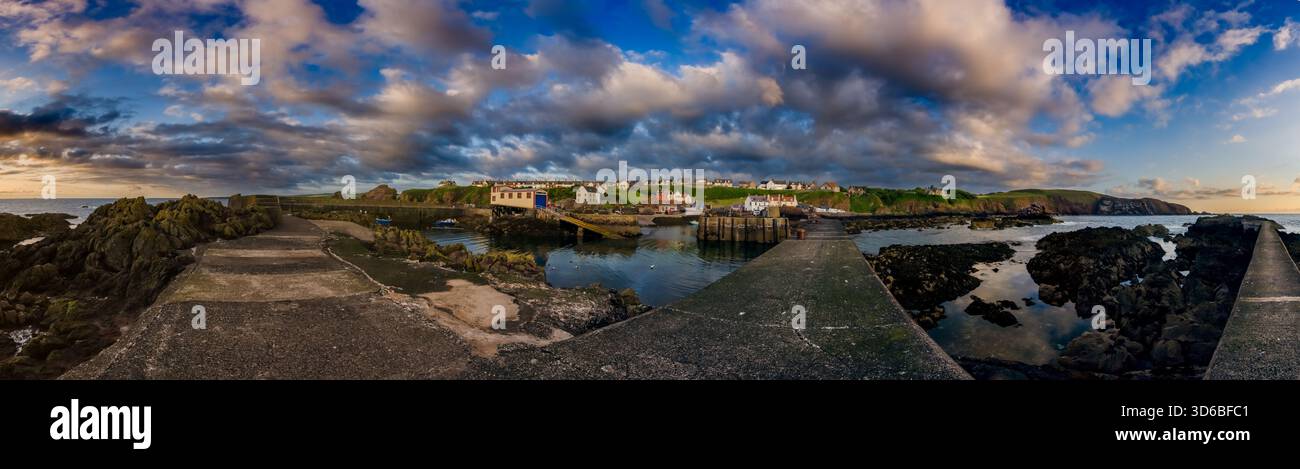 St. Abbs Hafen und felsige Küste in einem weiten Panorama Stockfoto