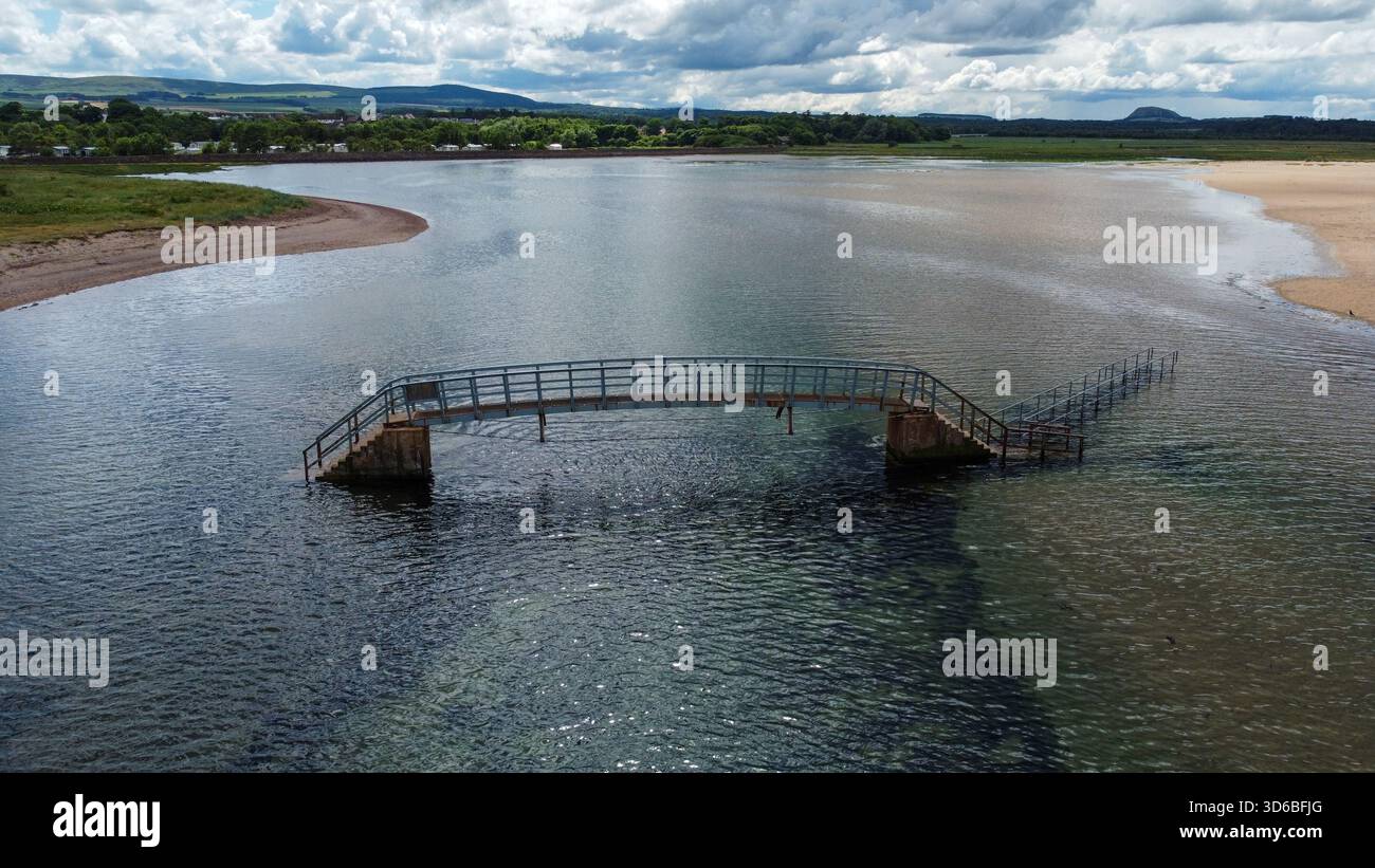 Aus der Vogelperspektive von der Brücke ins Nirgendwo im Gezeitenwasser Stockfoto