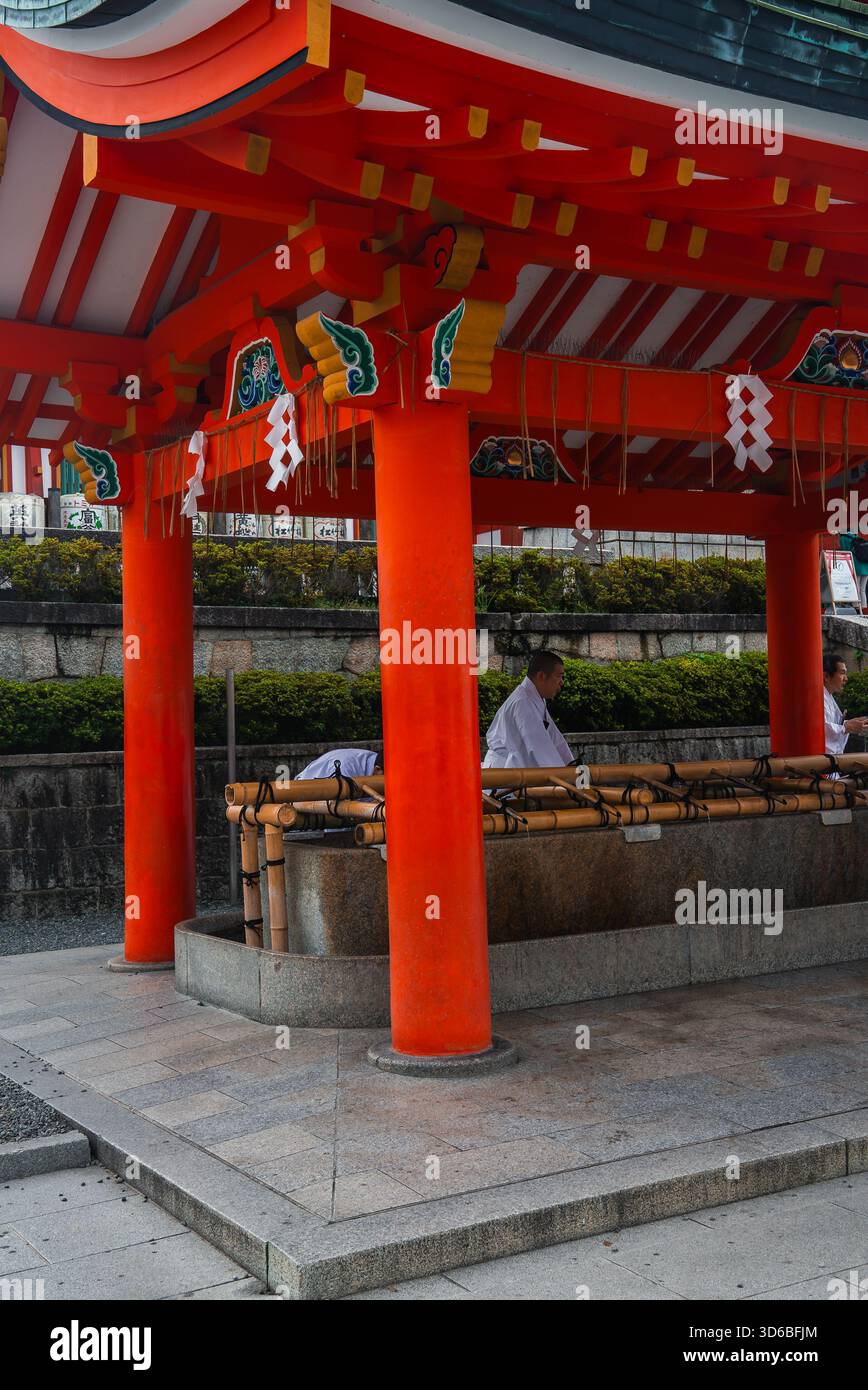 Shinto Tmizuya im Fushimi Inari Taisha mit den Betreuern in Kyoto Stockfoto
