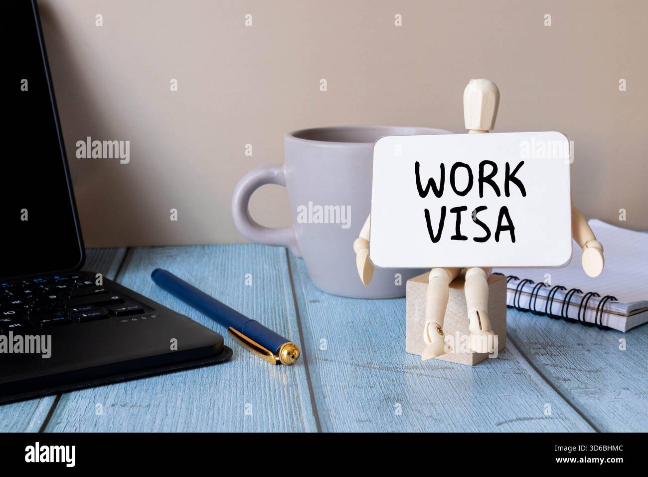 Auf dem Tisch liegt die deutsche Flagge, ein Bleistift, eine Lupe und ein Blatt Papier mit einer Inschrift auf Deutsch, die ins Englische übersetzt wird Stockfoto
