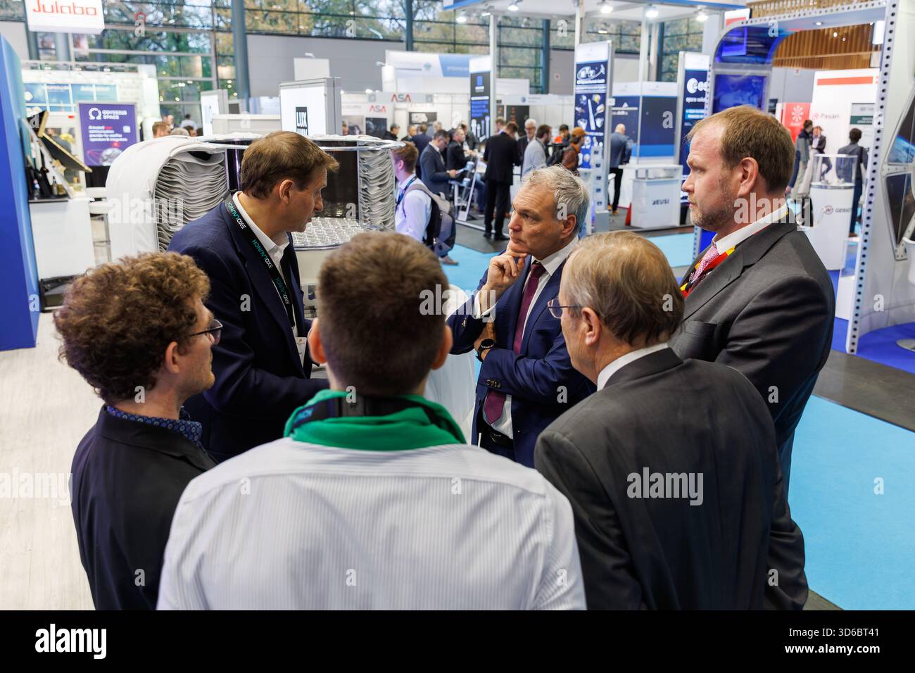 Allgemeine Ansicht des Pavillons der luxemburgischen Raumfahrtagentur mit mehreren Ausstellern, die das luxemburgische Raumfahrtökosystem auf der Space Tech Expo Europe 2025 auf der Messe Bremen am 19. November 2025 repräsentieren. Stockfoto