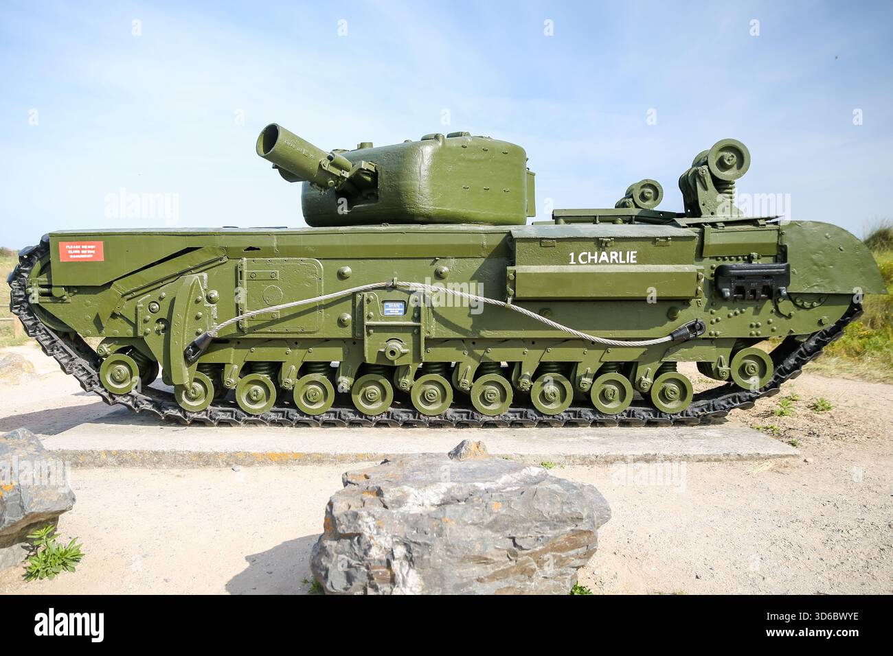 Churchill AVRE „Charlie“ Kampfpanzer in der Nähe von Juno Beach in Courseulles-sur-Mer, Normandie, zum Gedenken an die Landung des kanadischen D-Day. Stockfoto