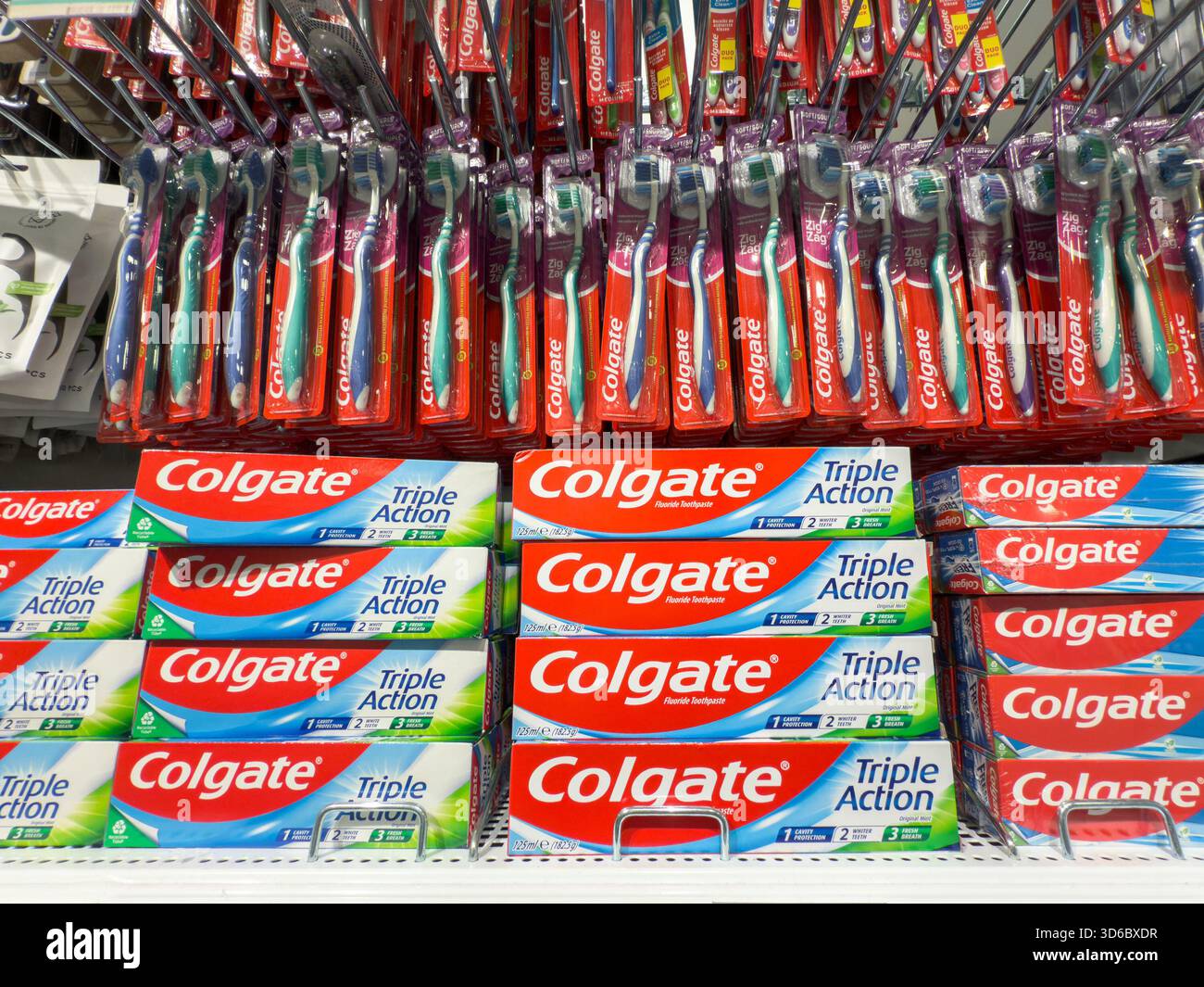 VALENCIA, SPANIEN - 6. APRIL 2025: Colgate Zahnpastendosen und Zahnbürsten in einem Supermarkt in Valencia, Colgate ist eine amerikanische Marke für Mundhygiene Stockfoto