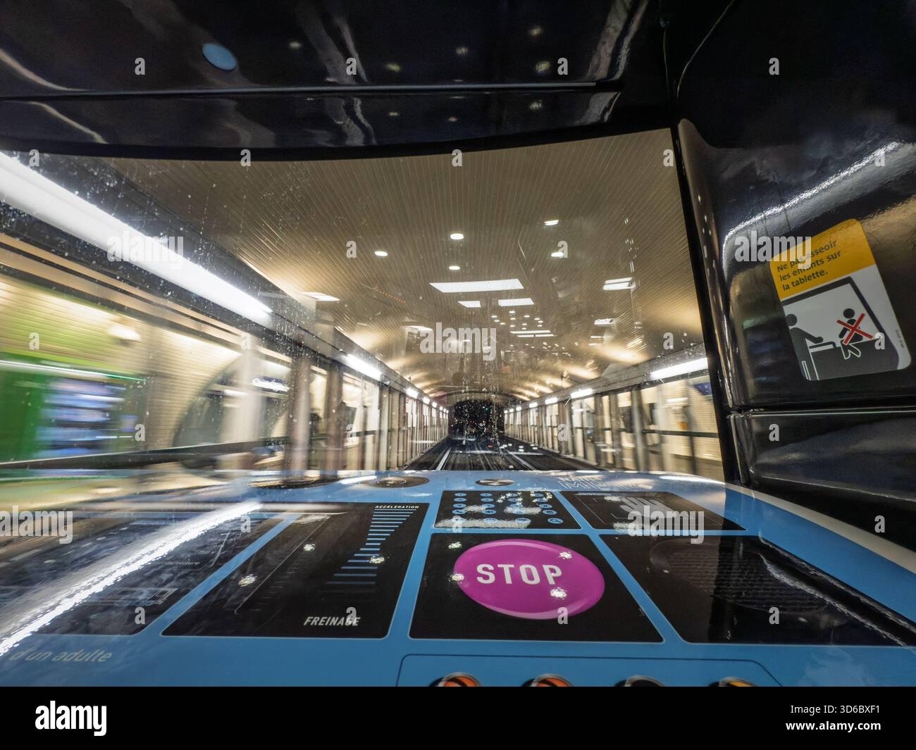 PARIS, FRANKREICH - 23. JUNI 2025: Automatische fahrerlose U-Bahn auf Linie 1 der Pariser Metro, mit Bewegungsunschärfe des Bahnhofs und Tunnels durch die fr Stockfoto