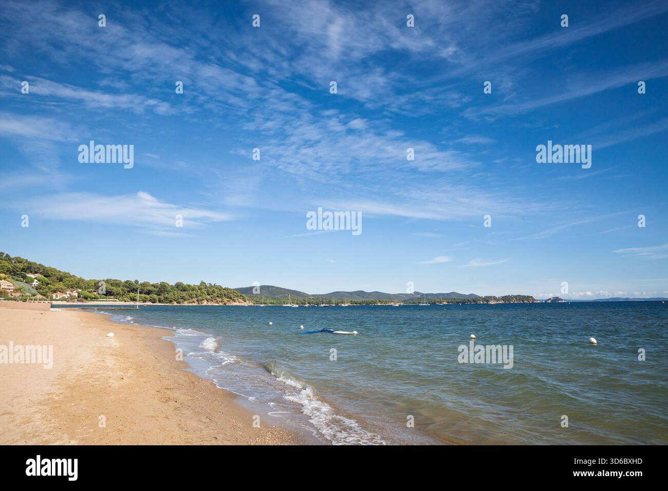 Panorama entlang des Strands Plage de Miramar bei La Londe les Maures am Mittelmeer. Eine breite Sandküste mit Booten und niedrigen Hügeln quer durch Hyere Stockfoto