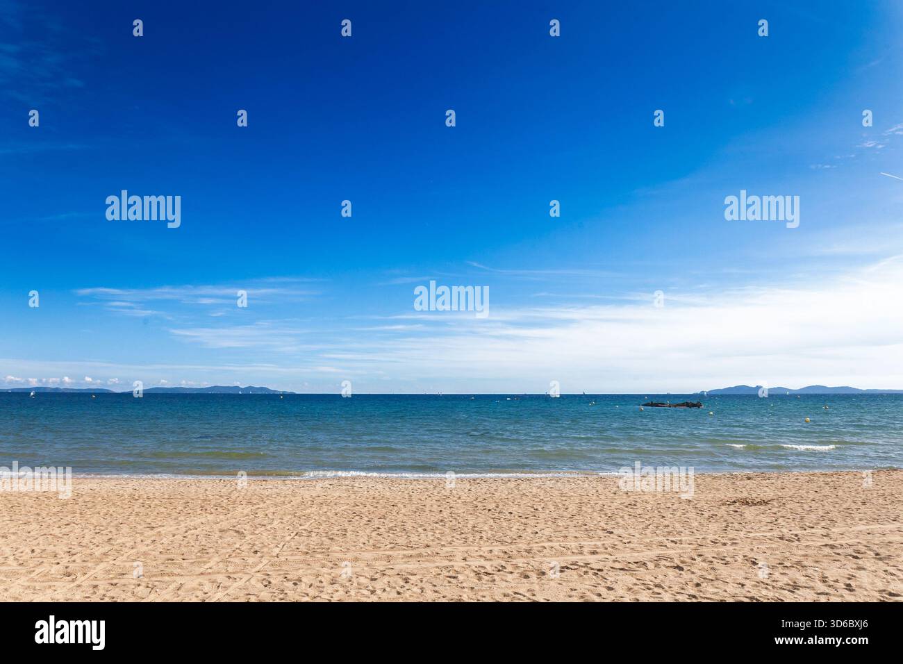Panorama des Strandes Plage de Miramar in La Londe les Maures, Frankreich, an der französischen riviera, in Var, mit Mittelmeer und Iles d'Or. Sandstrand, A Stockfoto