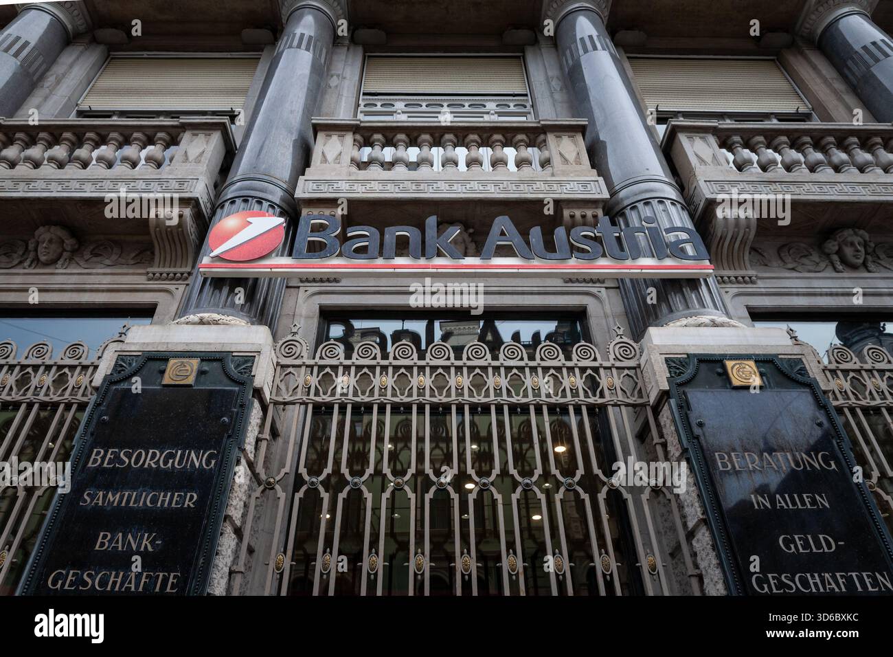 GRAZ, ÖSTERREICH - 22. DEZEMBER 2024: Bank Austria unterschreibt eine kunstvolle Zweigfassade in Graz. Bank Austria ist der österreichische Name der italienischen Bank Stockfoto