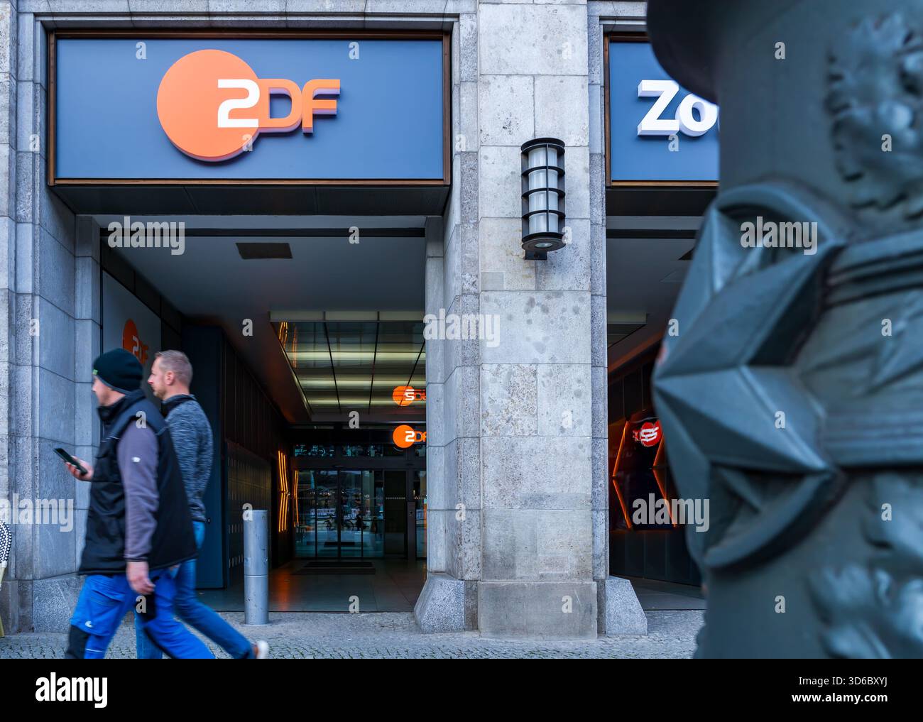 Blick auf Straßenebene auf den Eingang zum ZDF Hauptstadtstudio unter den Linden in Berlin. Stockfoto