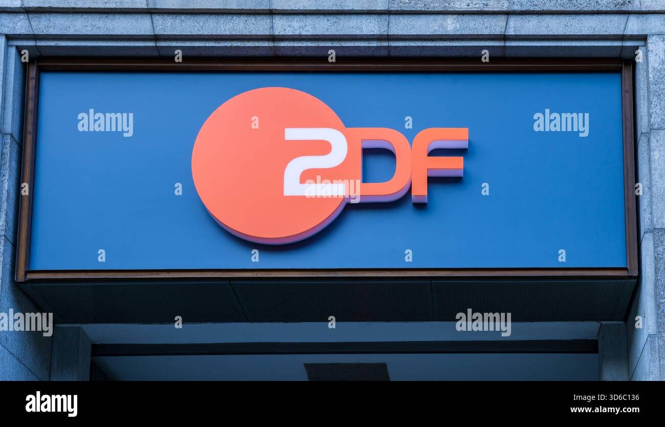 Nahaufnahme des beleuchteten ZDF-Logos am Eingang des ZDF-Hauptstadtstudios unter den Linden in Berlin Stockfoto