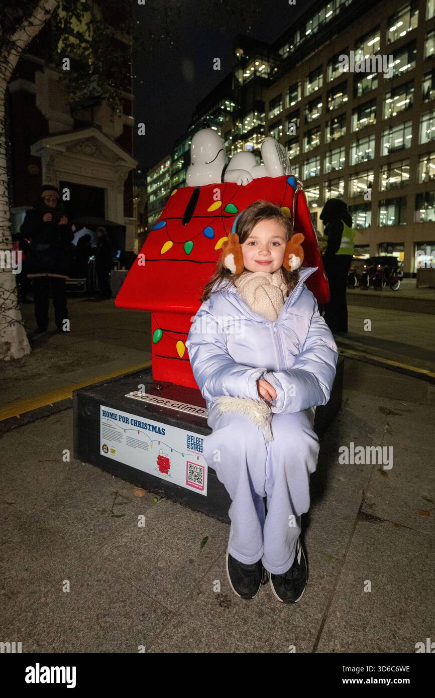 Am 19. November 2025 wurden die Weihnachtslichter in der Fleet Street von Alexander Armstrong, Snoopy und Lady Lucy French eingeschaltet. Es ist der Beginn des festlichen Fleet Street Quarter 2025-Programms, das einen Snoopy-Skulpturenpfad umfasst. Mit 12 von Künstlern entworfenen Snoopy-Skulpturen, die im gesamten Viertel ausgestellt werden, läuft das bis 16. Januar 2026. Andrew Lalchan Photography/Alamy Live News Stockfoto