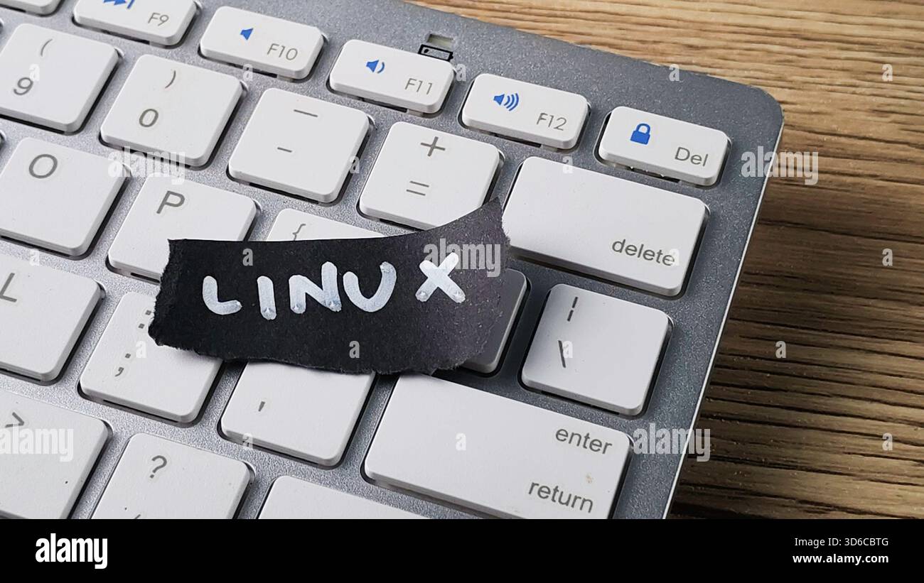Linux-Betriebssystem-Konzept mit handgeschriebenem Hinweis auf Computertastatur, der Open Source-Technologie und -Programmierung darstellt Stockfoto