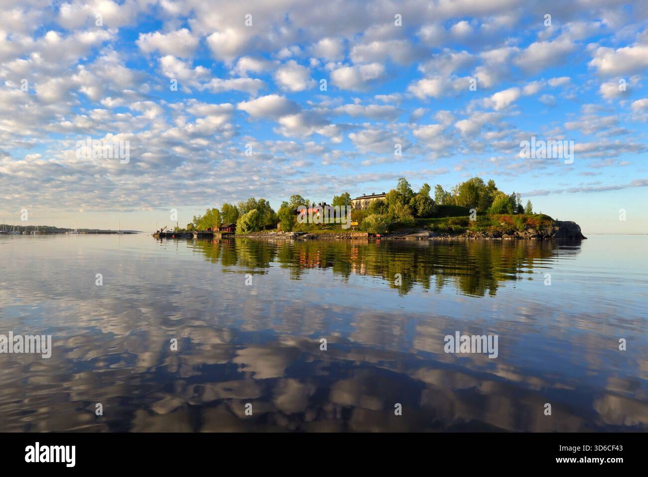 Harakka Island an einem friedlichen Morgen Anfang Juni, mit Himmel und Land auf dem ruhigen blauen Meer. Helsinki, Finnland. Stockfoto