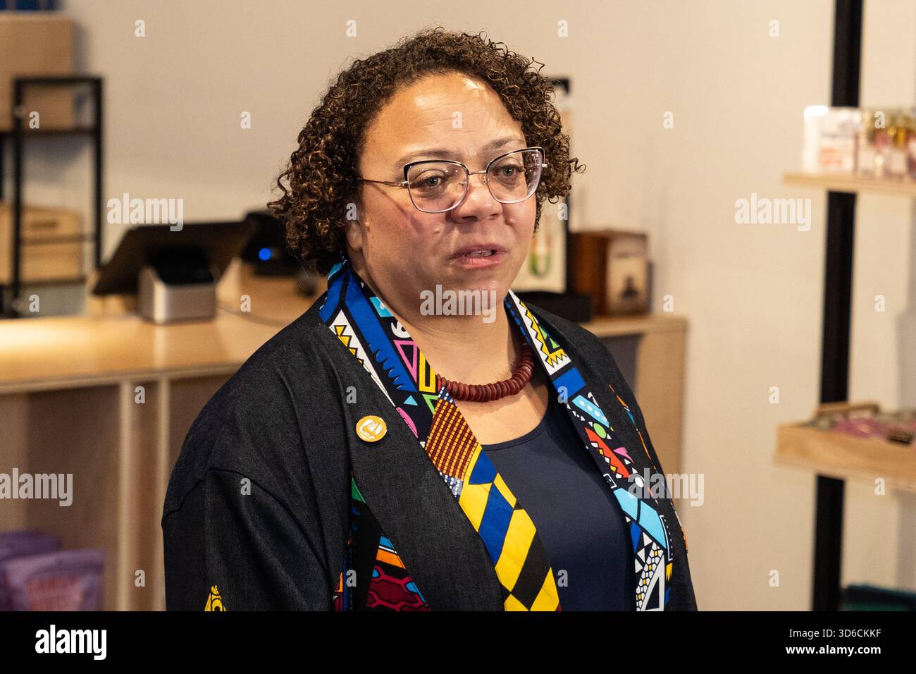 New York, New York, USA. November 2025. Gaia DiLoreto, Executive Director von Brooklyn Made Stores, spricht während Gouverneur Kathy Hochul am 19. November 2025 eine Pressekonferenz über die Fortschritte bei der Bekämpfung von Einzelhandelsdiebstahl hält, nachdem die Staatspolizei mehr als .6 Millionen an gestohlenen Gütern auf dem Brooklyn Made Market in New York, New York, NY, gefunden hatte. Sie wurde von Gaia DiLoreto, Executive Director von Brooklyn Made Stores und Council Member Lincoln Restler und seinem Sohn begleitet. (Kreditbild: © Lev Radin/Pacific Press via ZUMA Press Wire) NUR REDAKTIONELLE VERWENDUNG! Nicht für kommerzielle ZWECKE! Stockfoto