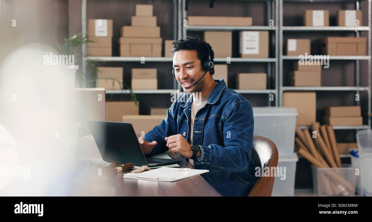 Headset, Versand und Mann im Büro mit Laptop für Kundensupport, Bestellinformationen und Verteilung. Logistik, Computer und glücklicher Arbeiter mit Mikrofon für Stockfoto